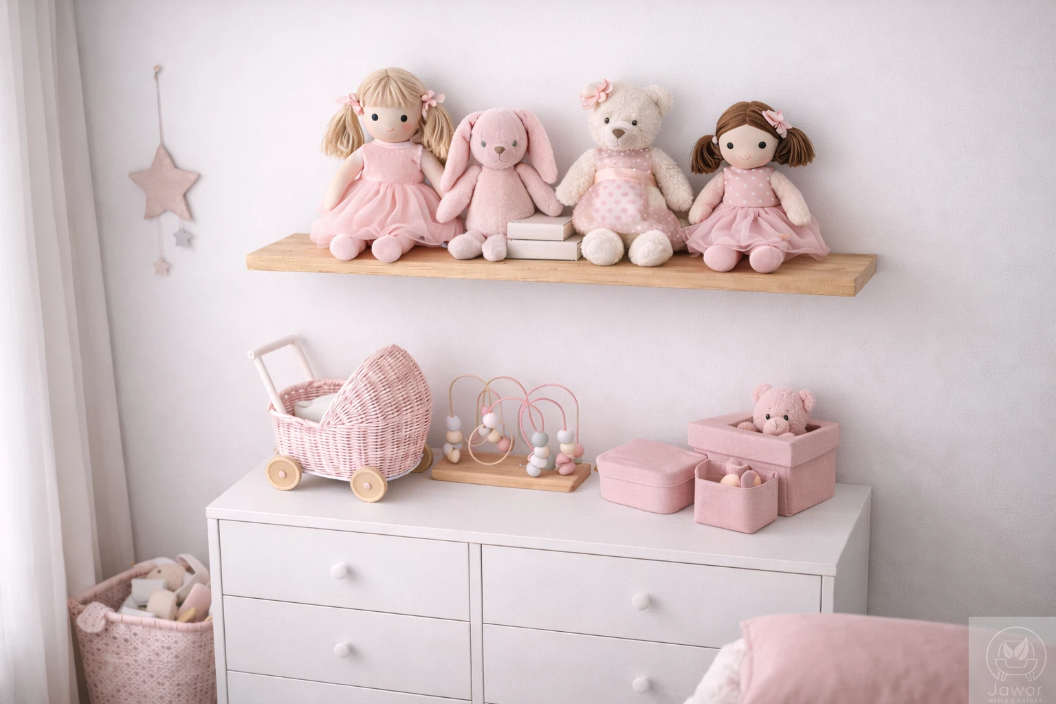 półka sosnowa w pokoju dziewczynki – naturalna krawędź, lalki i pluszaki na półce, jasne spokojne wnętrze
