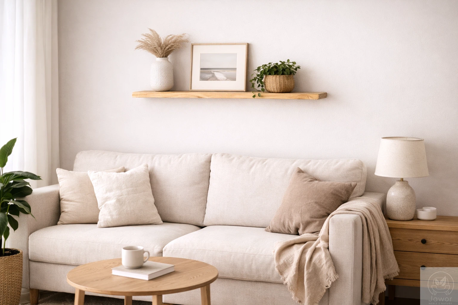 półka sosnowa z naturalną krawędzią nad sofą w jasnym salonie – lita sosna, długość 50–100 cm