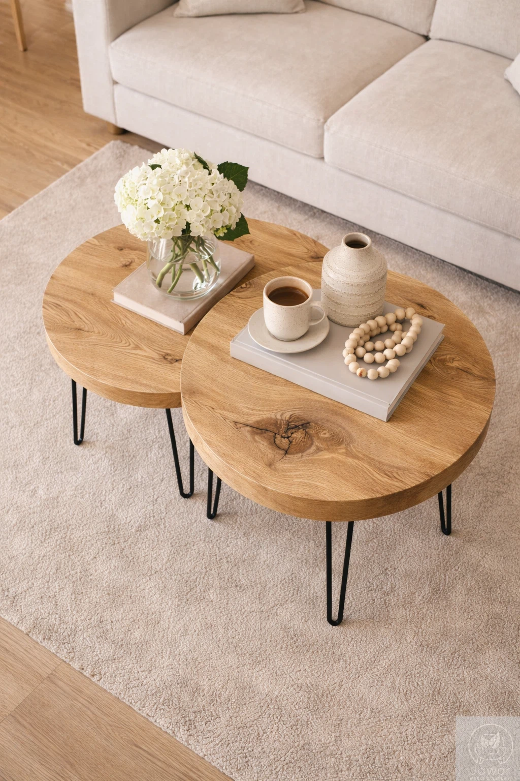 stoliki kawowe okrągłe 2w1 dębowe – ujęcie z góry, blat 4 cm, nogi typu hairpin (spinki), beżowy salon
