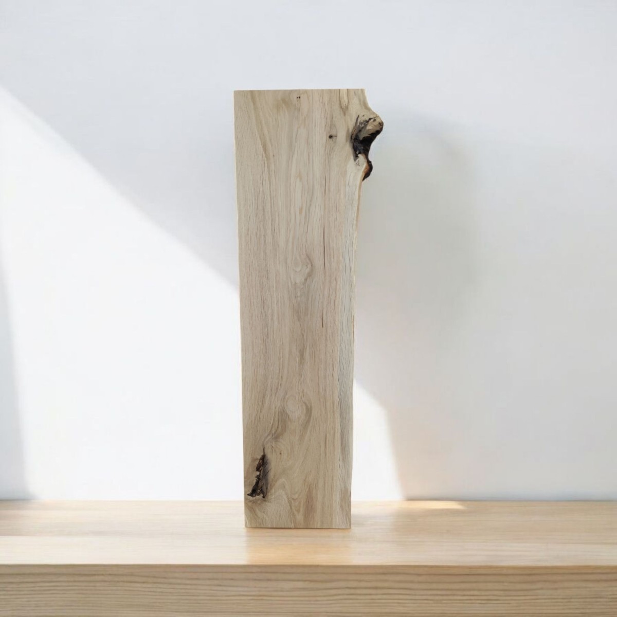 Podobrazie drewniane malarskie bez kory; detal prostej krawędzi i przeciwległej, organicznie falującej linii.