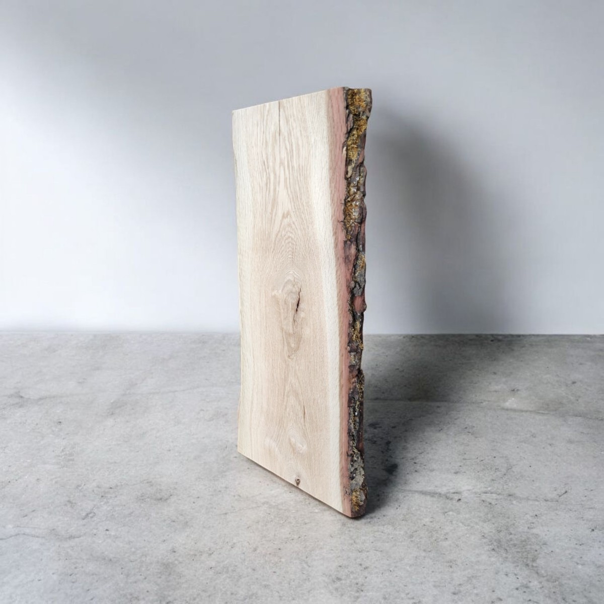 podobrazie drewniane malarskie: kora po jednej stronie, druga bez kory (nieregularna); sęk i stabilne pęknięcie; 51×15–20×2,5 cm, widok z góry