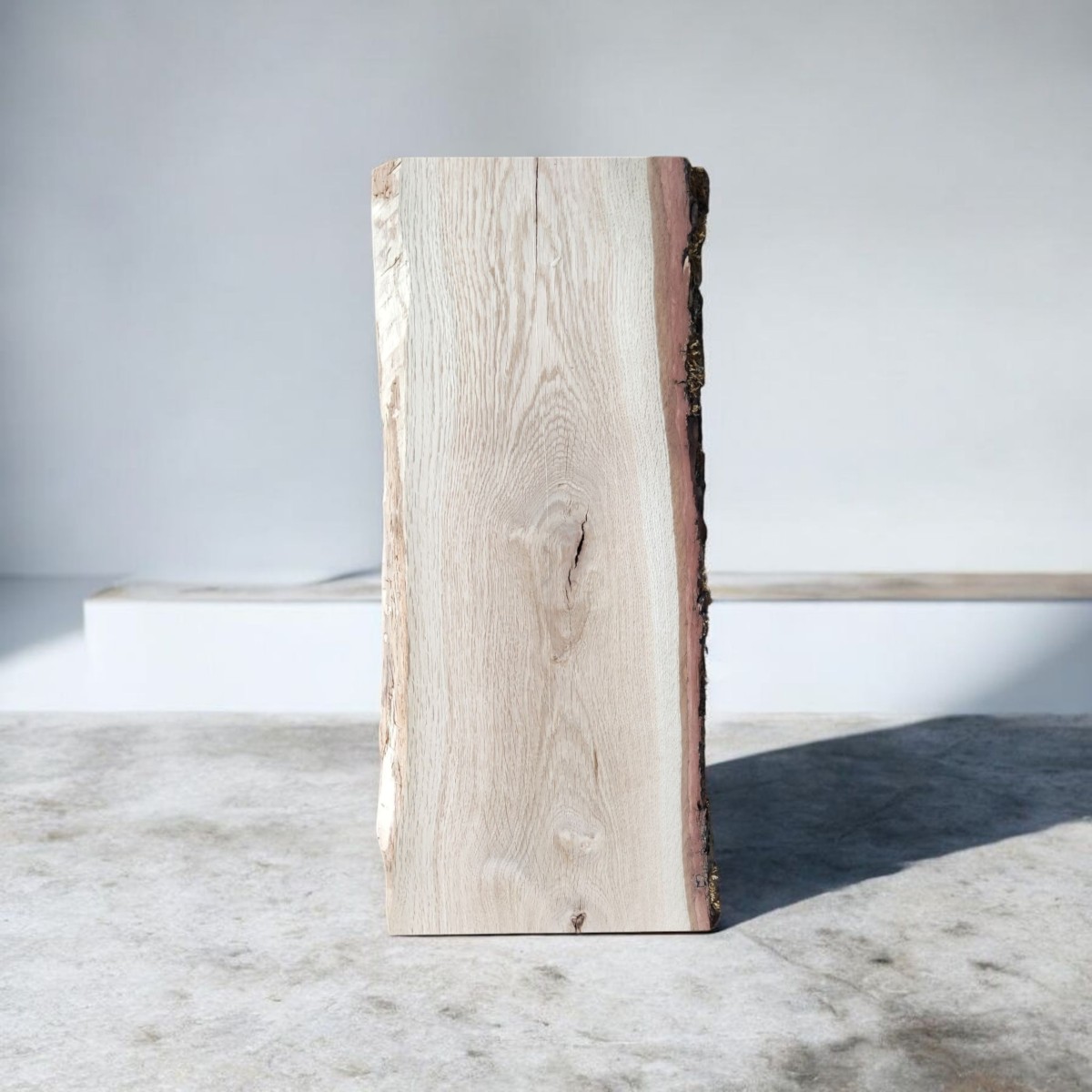 deska malarska z litego drewna – detal krawędzi: kora / profil bez kory; sęk i stabilne pęknięcie; 51×15–20×2,5 cm, ujęcie boczne