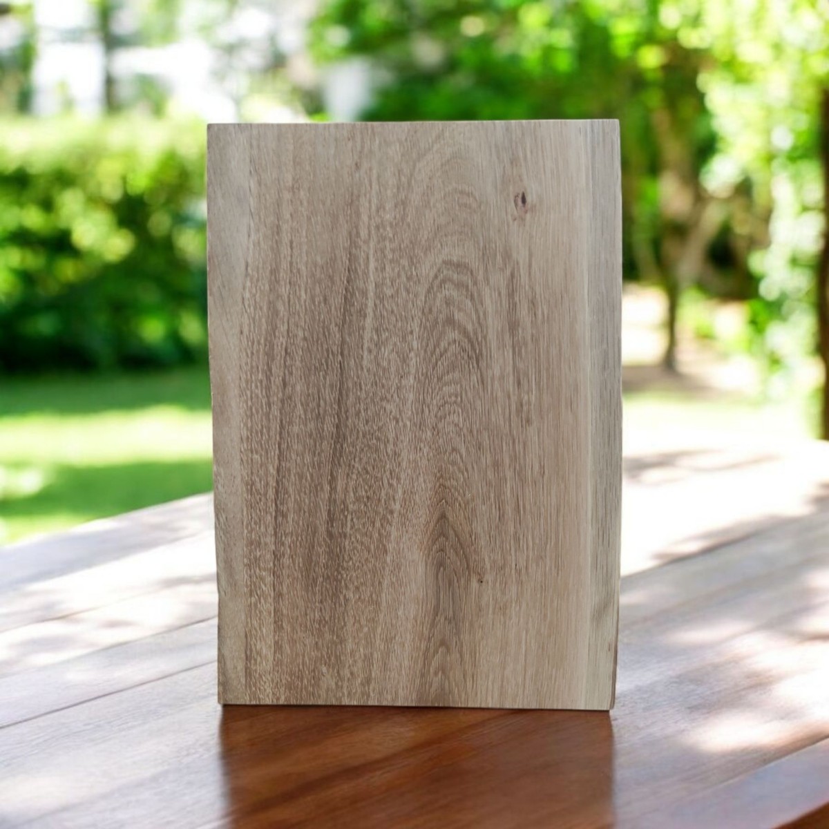 Podobrazie drewniane – surowa deska malarska bez kory, nieregularny kształt (32,5 × 15,5–21 cm; grubość 26 mm); obustronnie strugana.