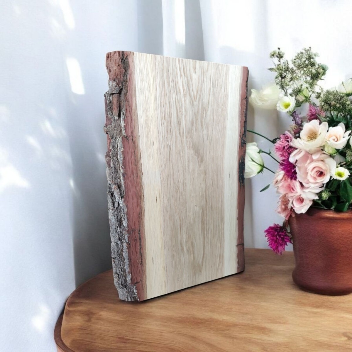 podobrazie drewniane malarskie z jednego kawałka drewna z korą po obu stronach (live edge), bez sęków i pęknięć; 42×19–20×2,5 cm, widok pod kątem, bok