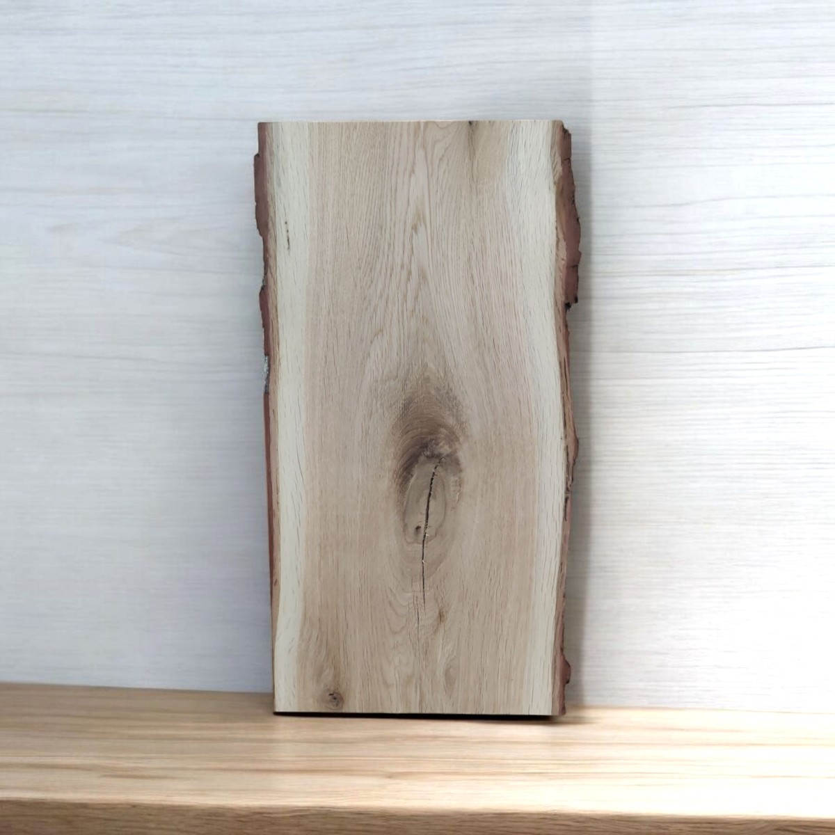Podobrazie drewniane – deska malarska z korą po obu bokach, nieregularny kształt (55 × 21–25 cm; grubość 25 mm); surowa powierzchnia do zagruntowania.