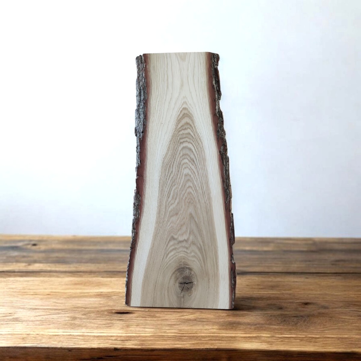 1. Podobrazie drewniane malarskie z korą po bokach, 63×15–24 cm; widok przodu, organiczny kontur i naturalne zwężenia.