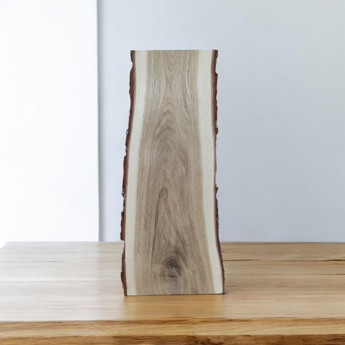 2.	Podobrazie drewniane malarskie live edge, 63×15–24 cm; ujęcie perspektywiczne z wyraźnym rysunkiem słojów dębu.