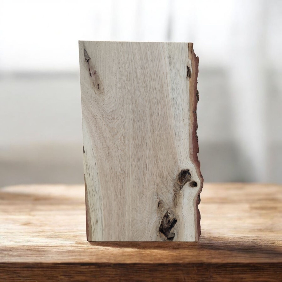 2. Podobrazie drewniane malarskie z korą, 47×22 cm; zbliżenie wyrazistego sęku stanowiącego punkt kompozycji.