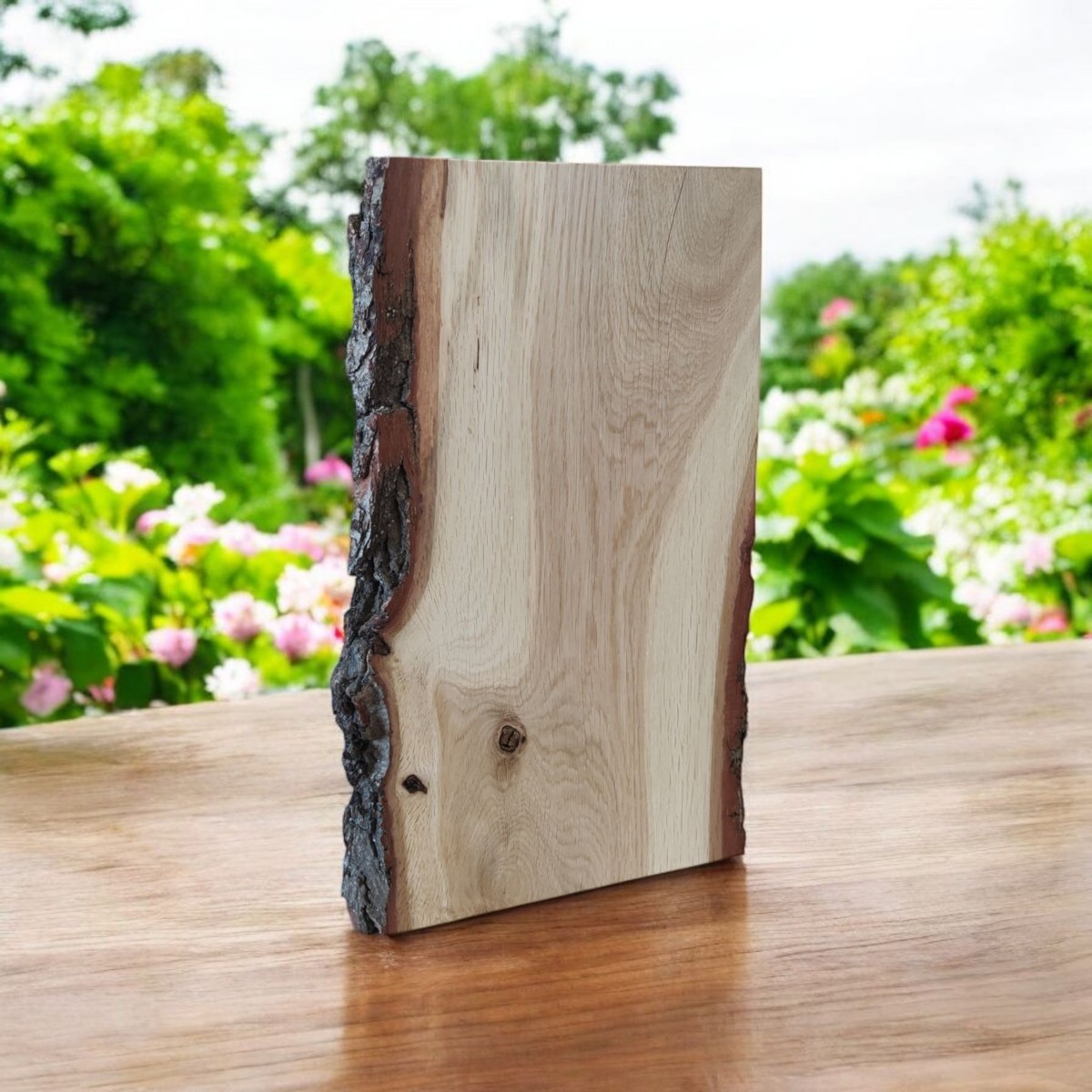 1. Podobrazie drewniane malarskie z korą, 47×22 cm; widok przodu, naturalna linia brzegów i zróżnicowane słoje.