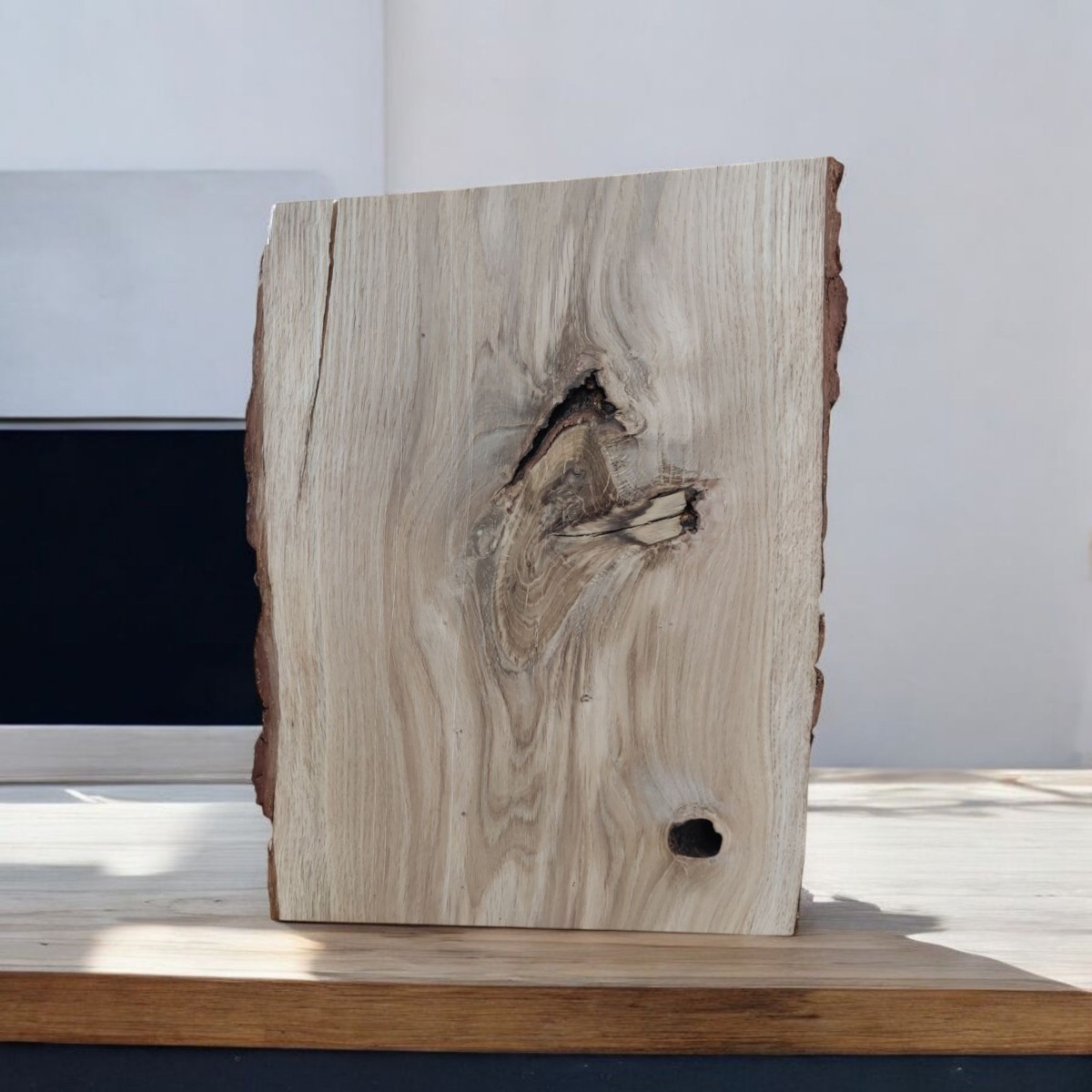 2. Podobrazie drewniane malarskie; tylna strona z pęknięciem, detal techniczny, front roboczy pozostaje gładki.