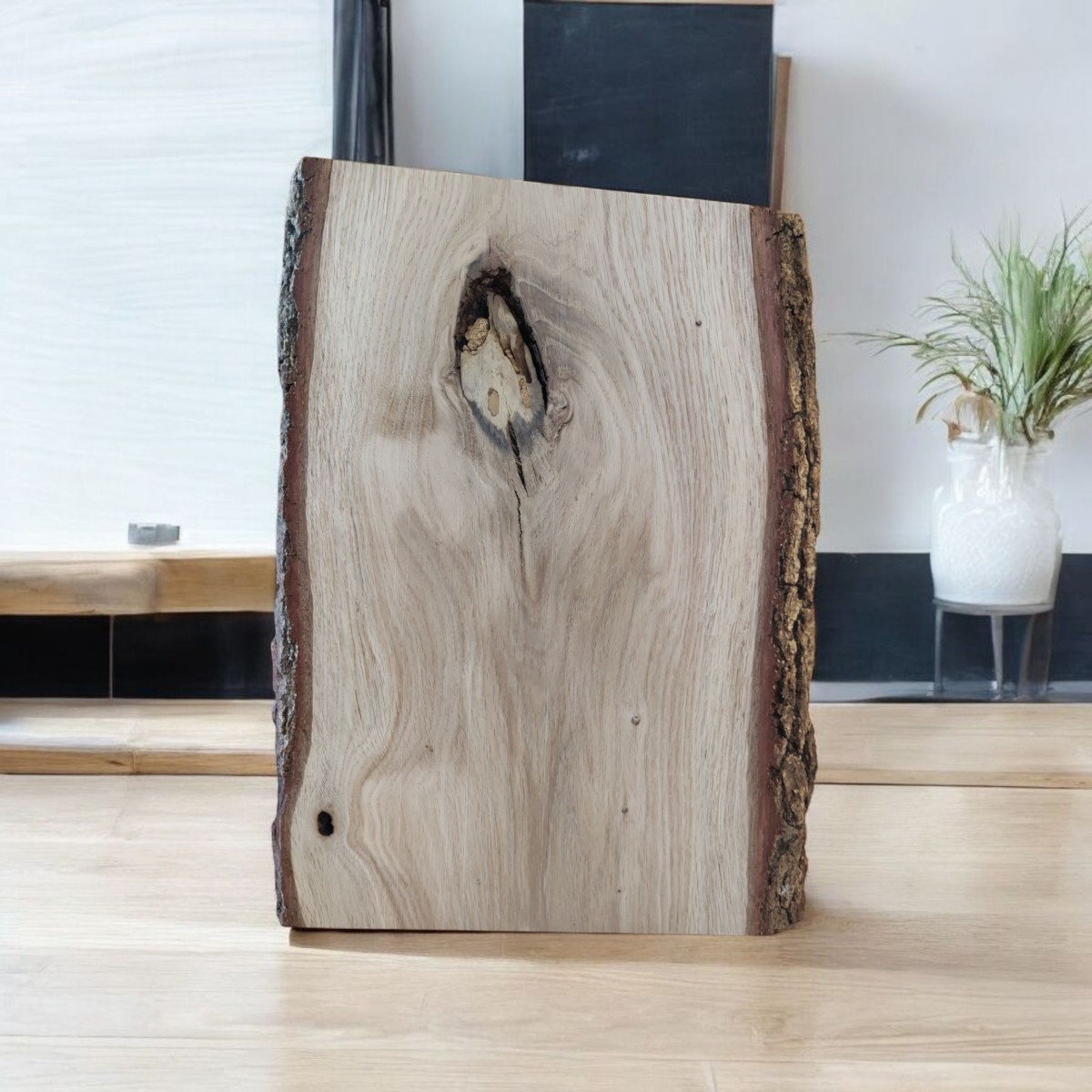 1. Podobrazie drewniane malarskie z korą, 37–39×21–23 cm; widok przodu, nieregularny obrys i naturalny rysunek.