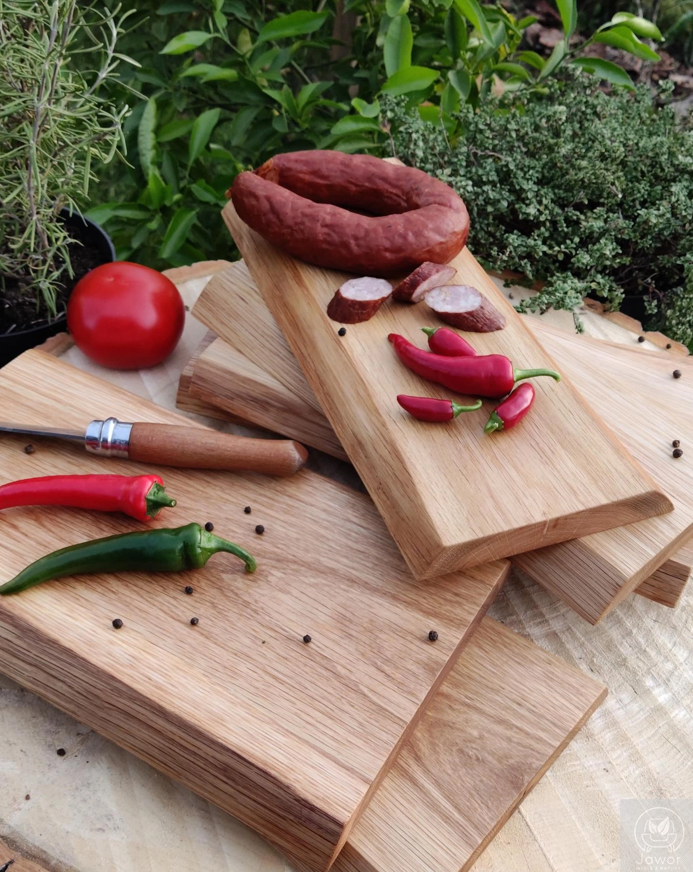 Deska do krojenia dębowa z jednego kawałka drewna – olejowana 19–27 cm, kompozycja z kiełbasą i papryczkami