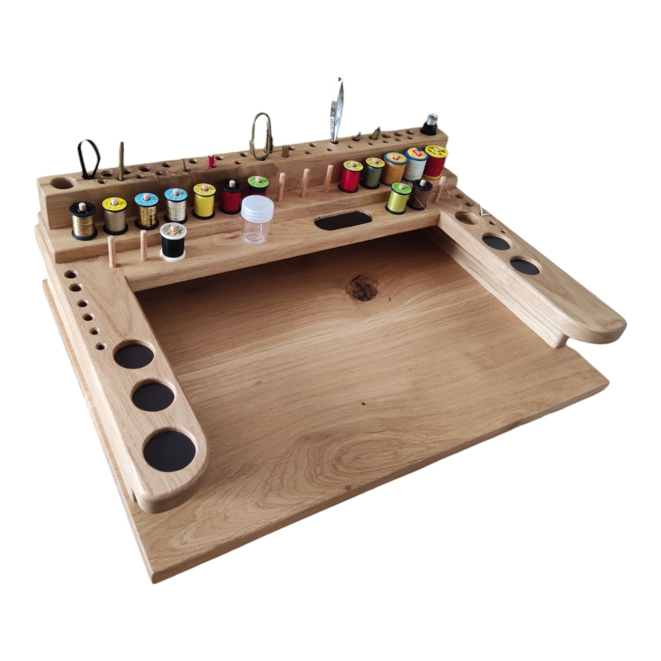 Dębowy fly tying bench 41 × 27 cm – organizer na przynęty i materiały muchowe.