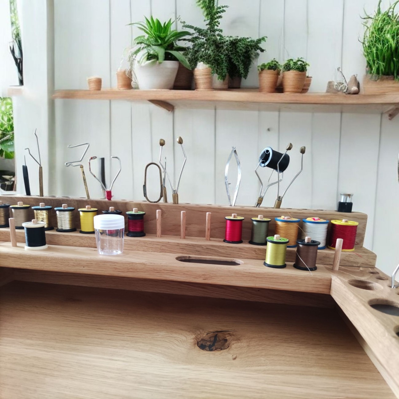 Organizer wędkarski do wiązania much – stolik fly tying z miejscem na szpulki i akcesoria.