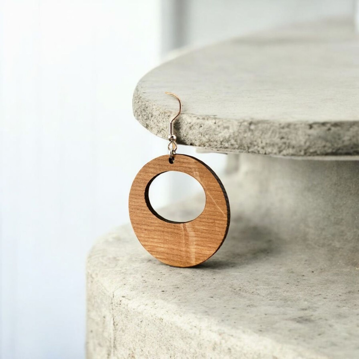 Kolczyki koła drewniane, kształt etniczny – stary dąb, bigle stal chirurgiczna, wysokość ok. 6 cm