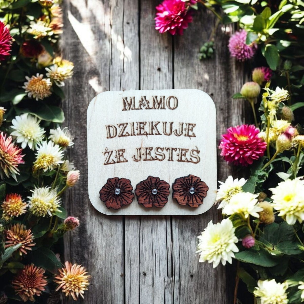 Kolczyki kwiaty z drewna mahoniu z cyrkonią lekkie matowe sztyfty stal chirurgiczna