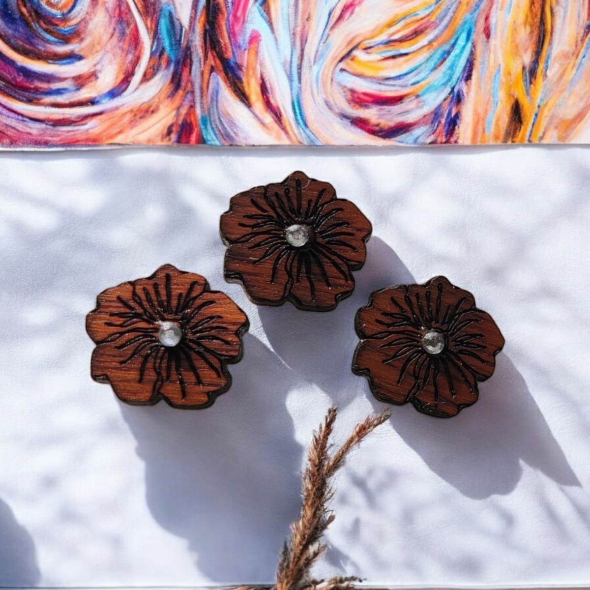 Kolczyki drewniane kwiaty z drewna mahoń i cyrkonia widoczna struktura drewna