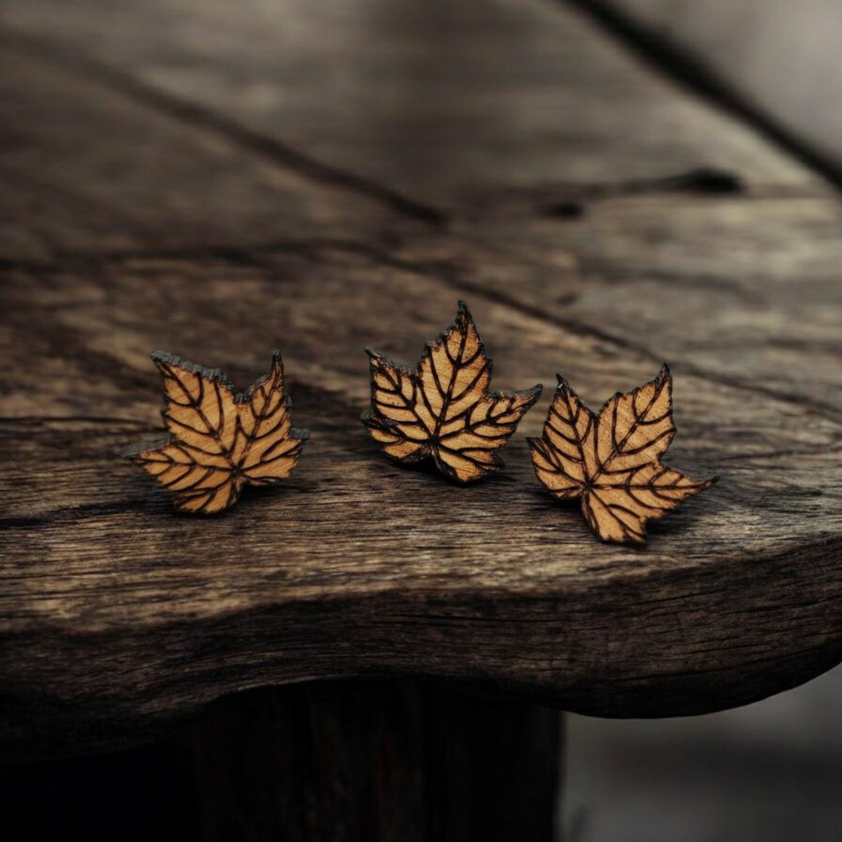 kolczyki liście klonu drewniane – lekkie sztyfty, ręcznie robione