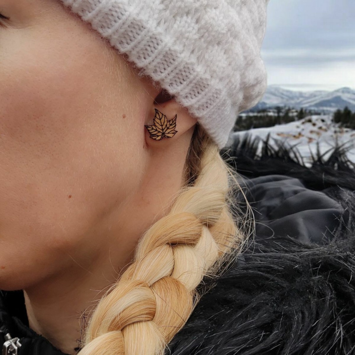 drewniane kolczyki liście klonu – detal wzoru, stal chirurgiczna