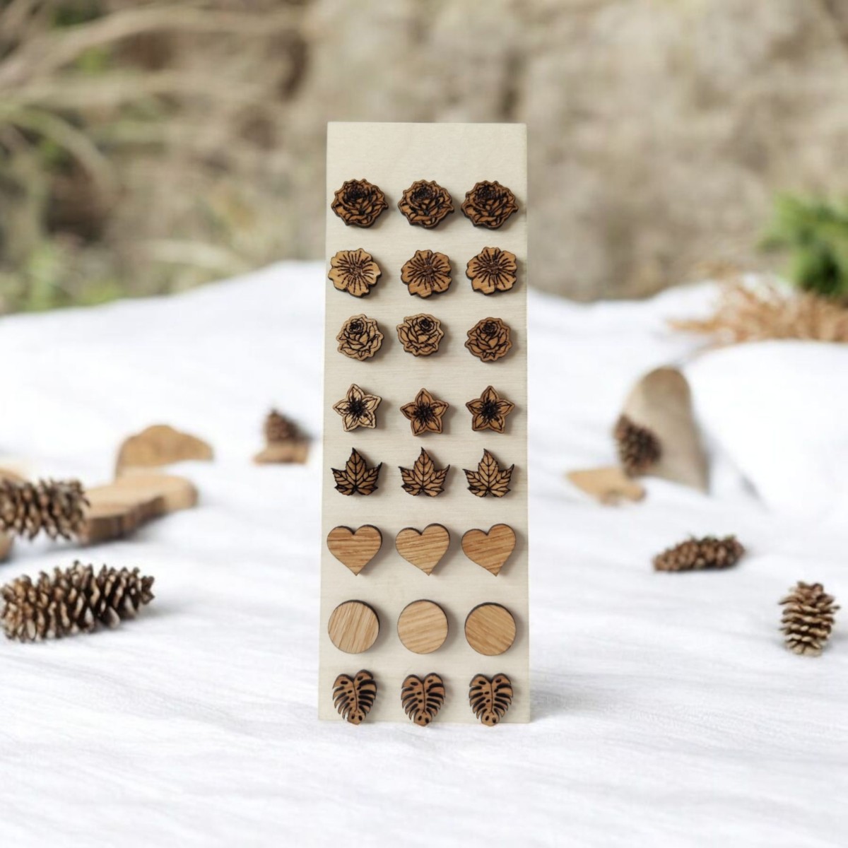 kolczyki róże drewniane – klasyczny wzór, lekkie sztyfty stal chirurgiczna