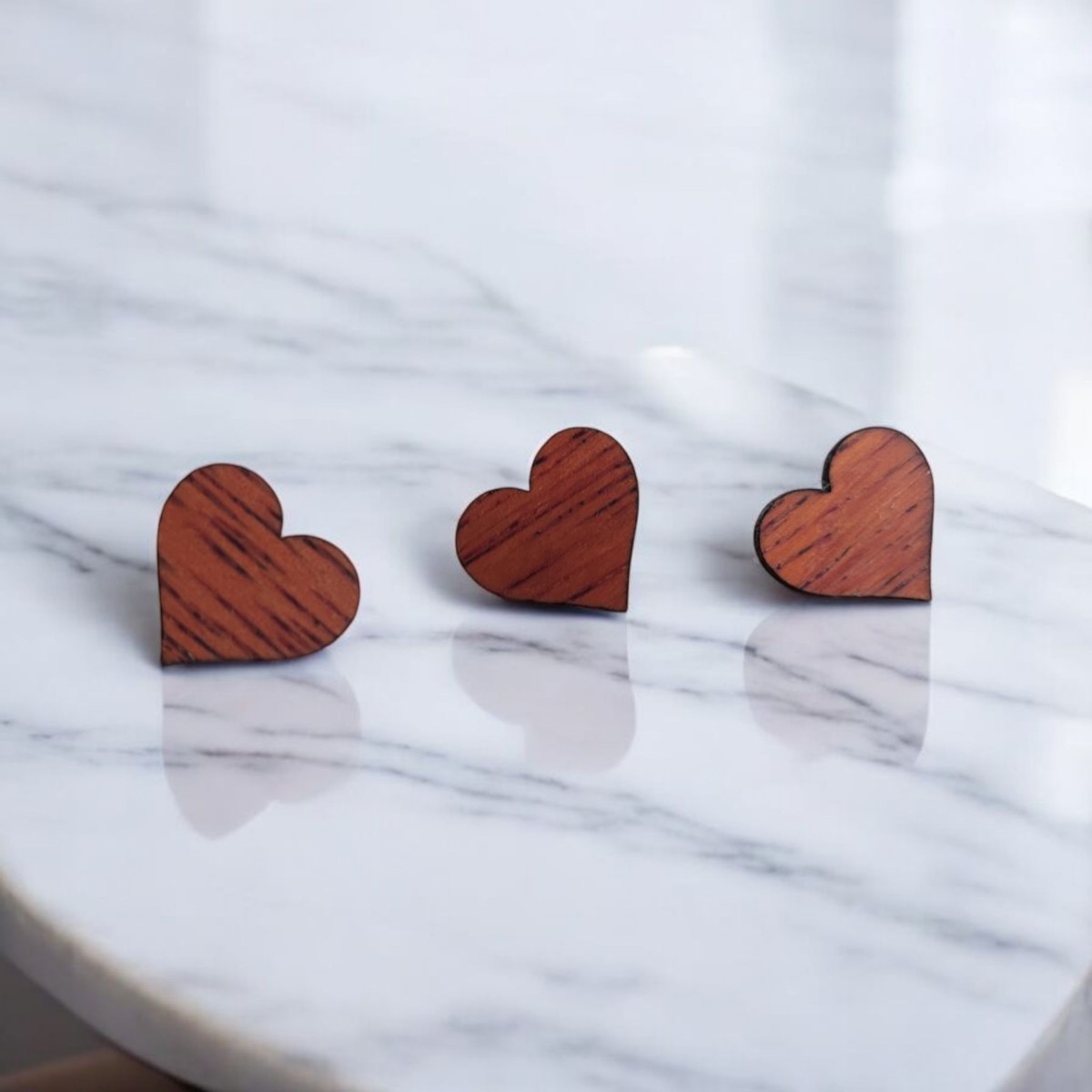 Drewniane kolczyki serduszka mahoń naturalny połysk widoczna struktura drewna