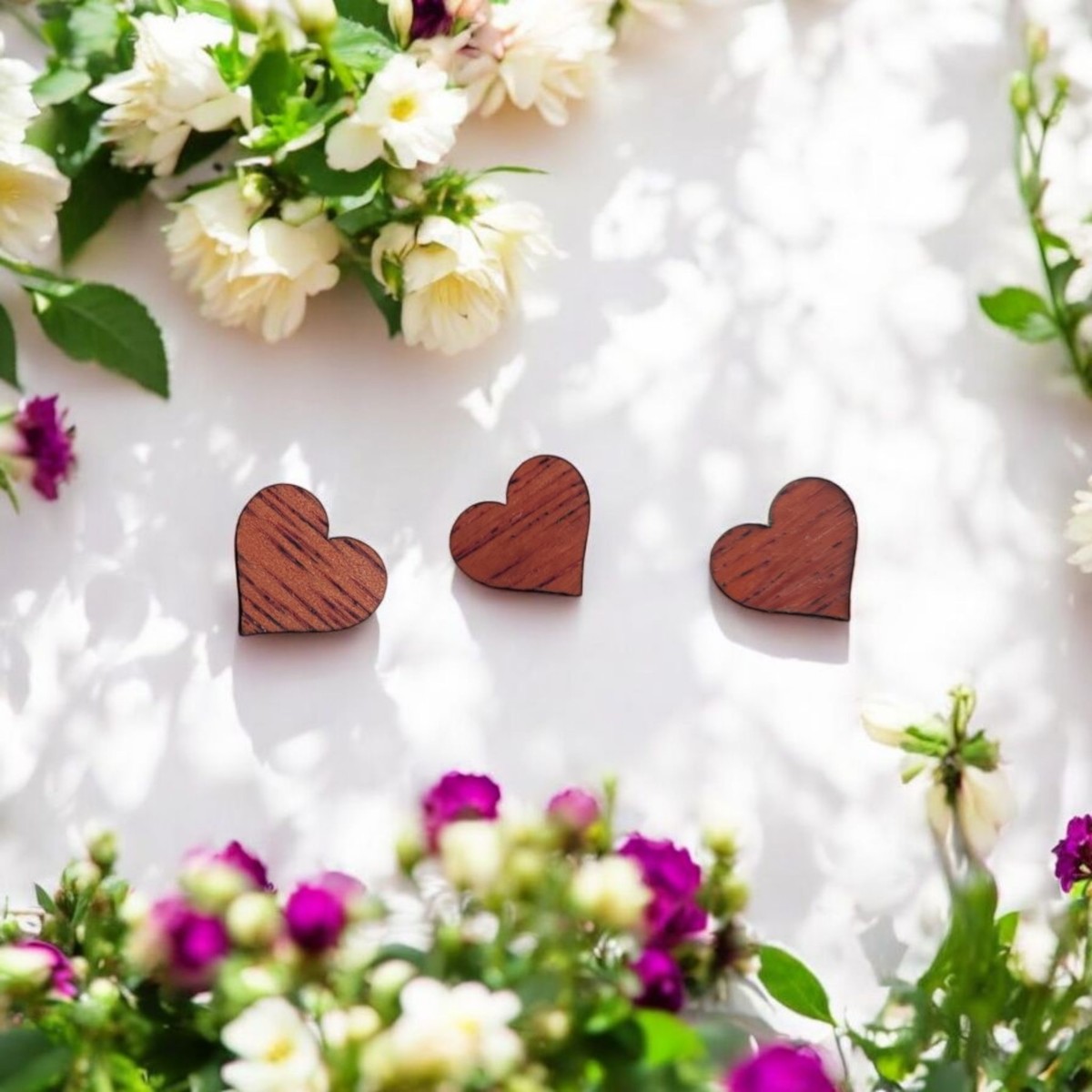 Kolczyki drewniane serca mahoniowe 13,5x14,5 mm satynowe wykończenie