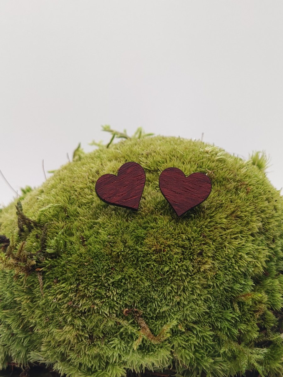 kolczyki serca drewniane – czerwone, zbliżenie, sztyfty