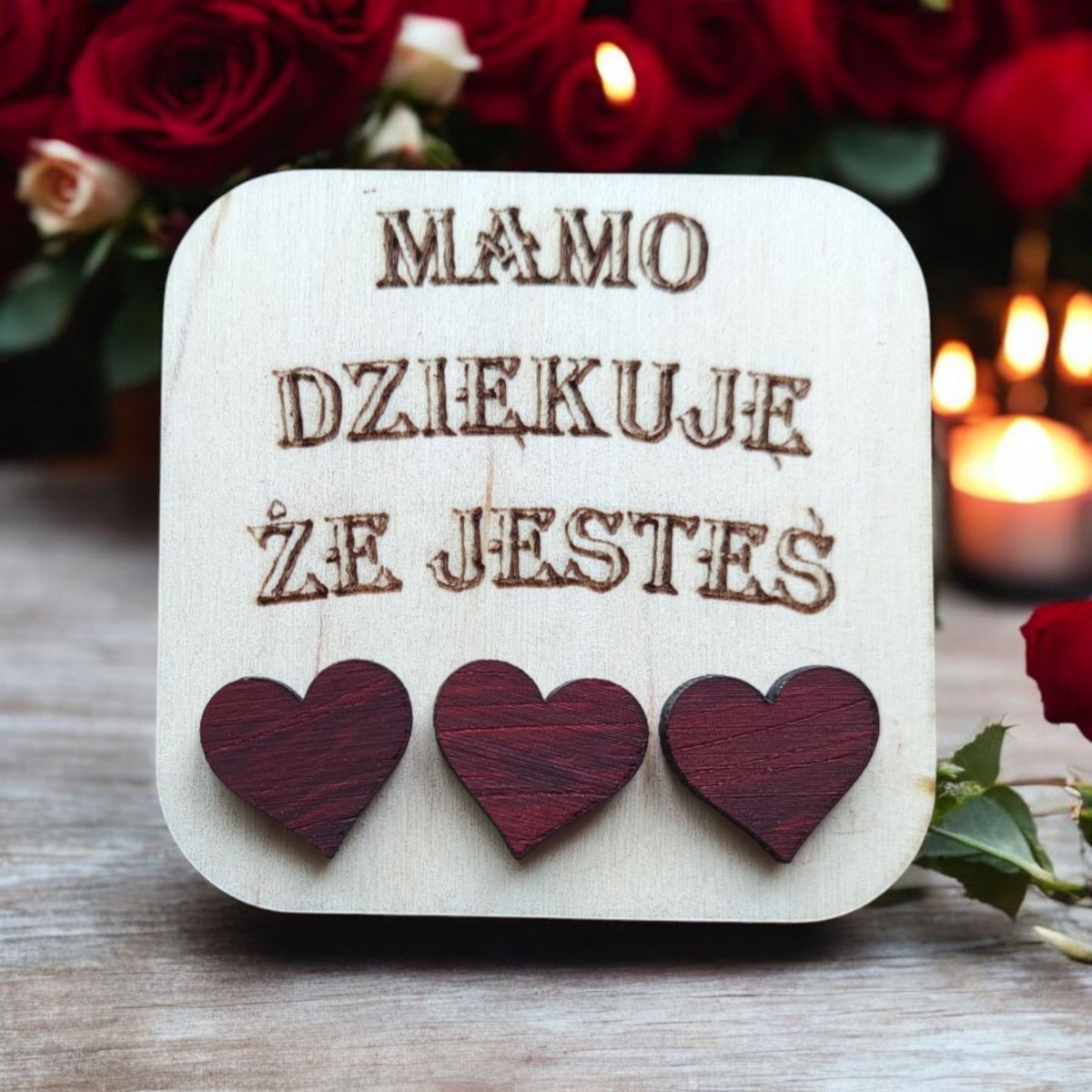 kolczyki serca drewniane – czerwone z dedykacją, sztyfty ze stali chirurgicznej
