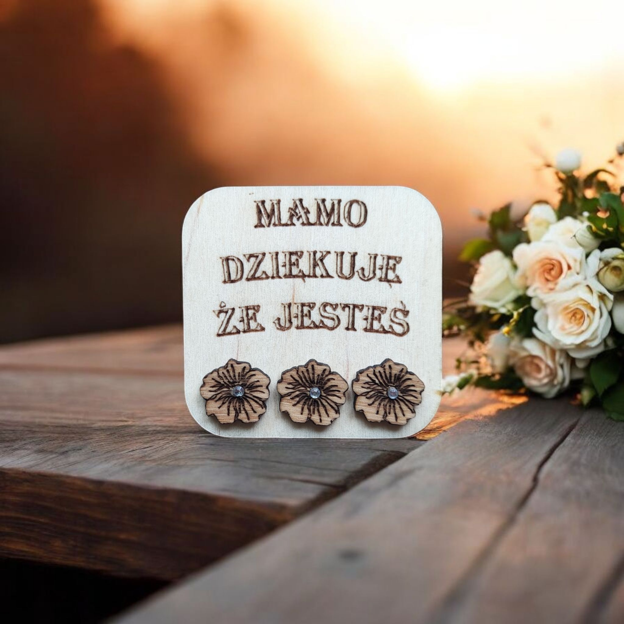 Drewniane kolczyki kwiaty z cyrkonią, zbliżenie na drewno