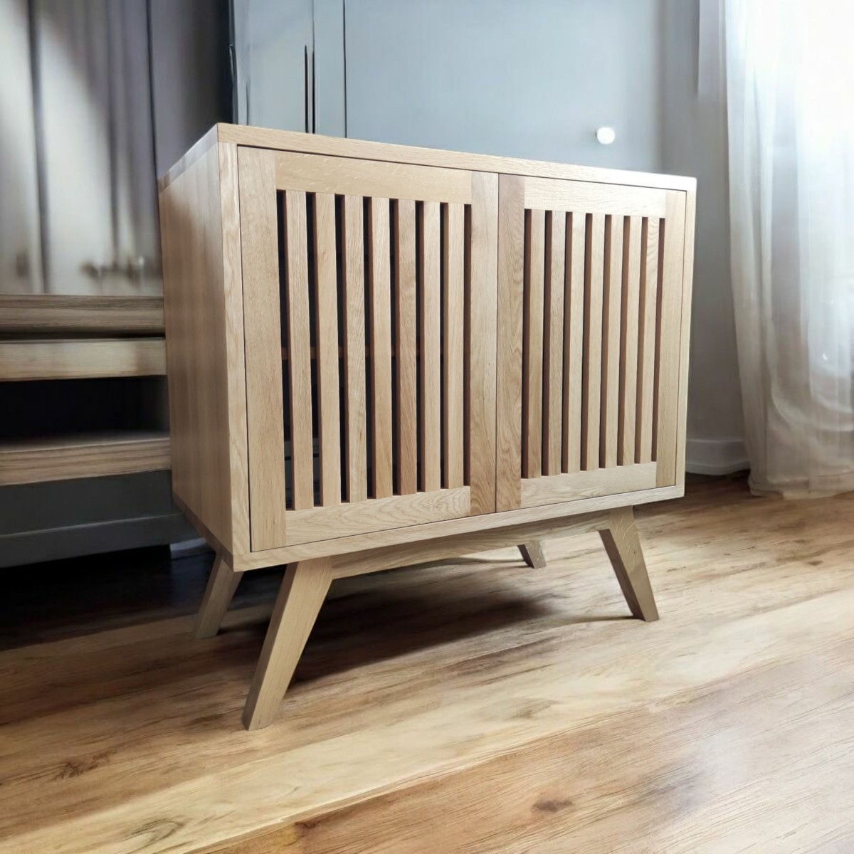 komoda dębowa z lamelami w stylu retro – lity dąb, smukłe nogi, front lamelowy, widok z przodu