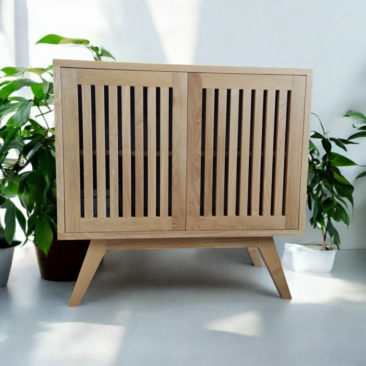 komoda dębowa lamelowa – styl retro, lity dąb, smukłe nogi, równy front lamelowy, ujęcie z przodu