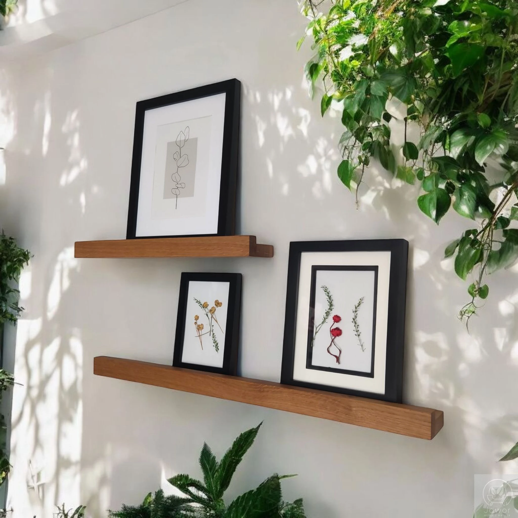 Półki drewniane na zdjęcia 40 i 60 cm — ujęcie nad biurkiem w gabinecie, fotografie i grafiki na listwach