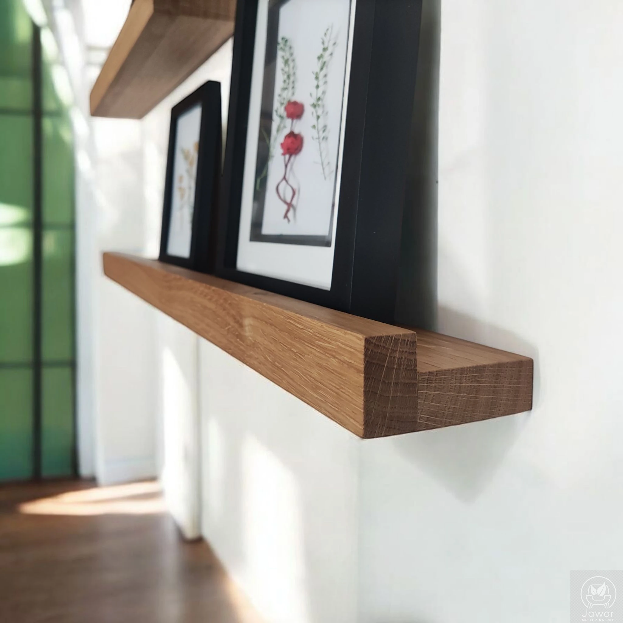 Zestaw dwóch półek dębowych 40 i 60 cm — mała galeria ścienna ze zdjęciami i obrazami w jasnym wnętrzu