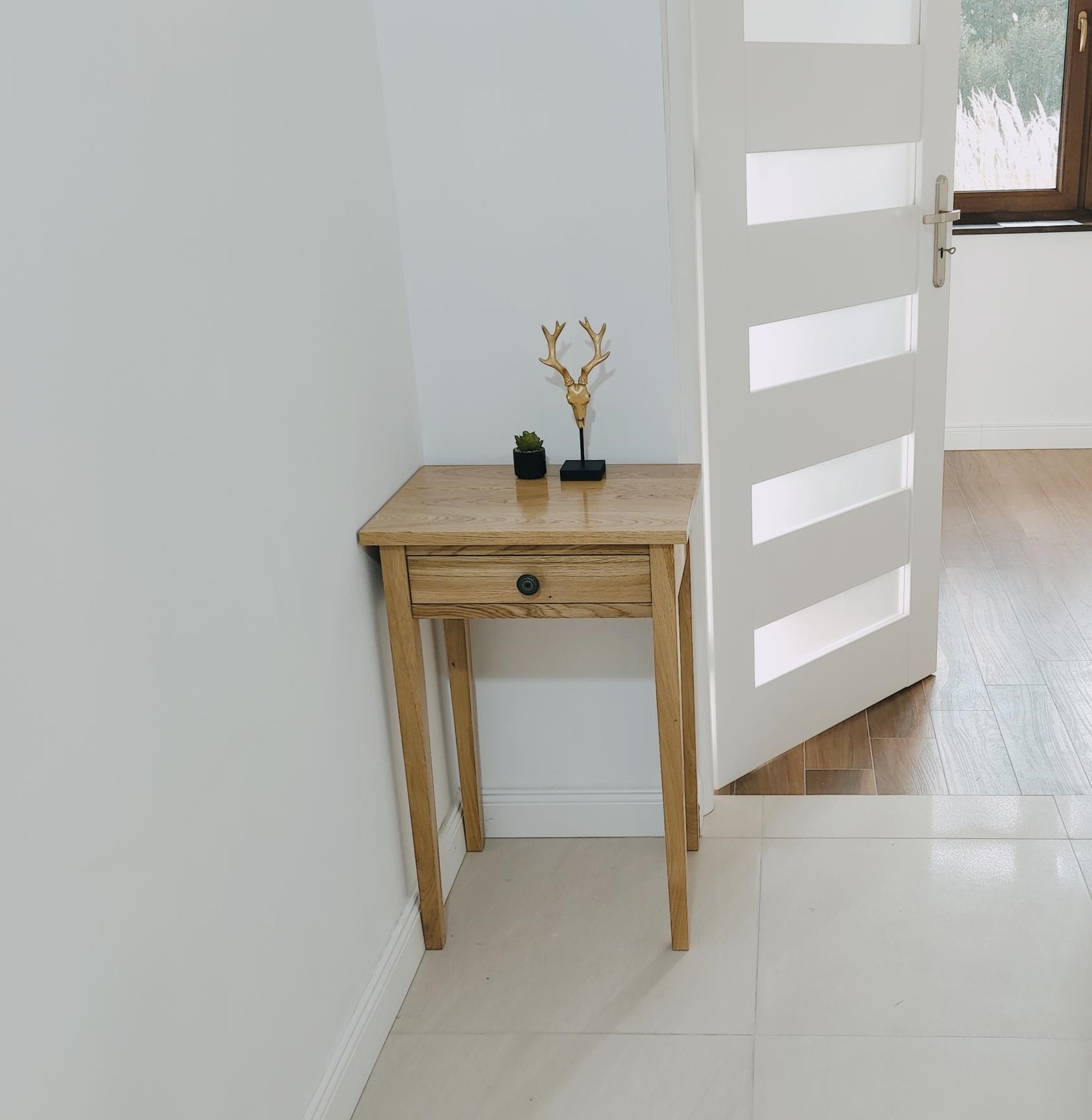 Konsola dębowa 50 cm – kompaktowa, lity dąb, praktyczna szuflada, idealna do wejścia