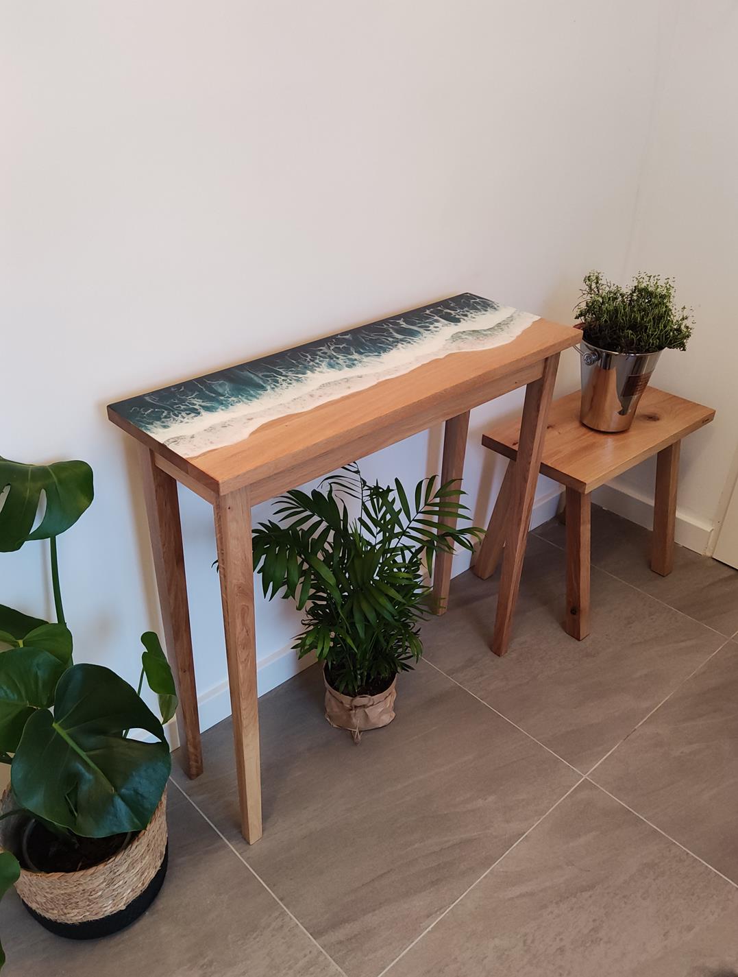 Konsola dębowa 80 cm z żywicą – „fale oceanu”, artystyczny blat, akcent do przedpokoju