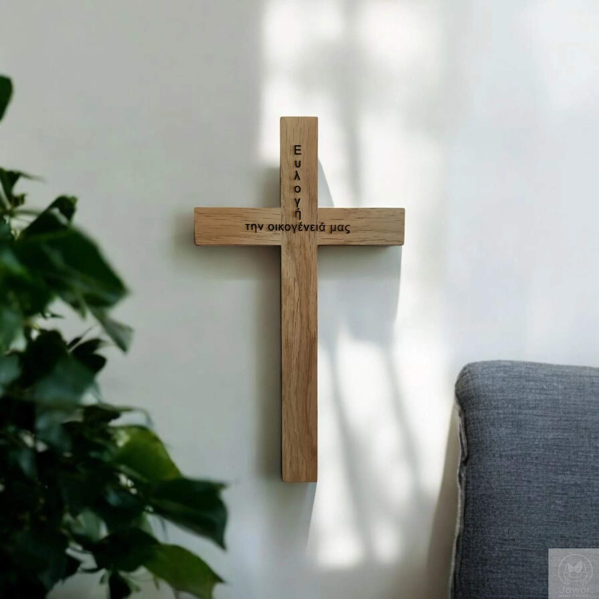 Krzyż dębowy 30 cm na ścianie w salonie – znak wiary i naturalna dekoracja z litego dębu