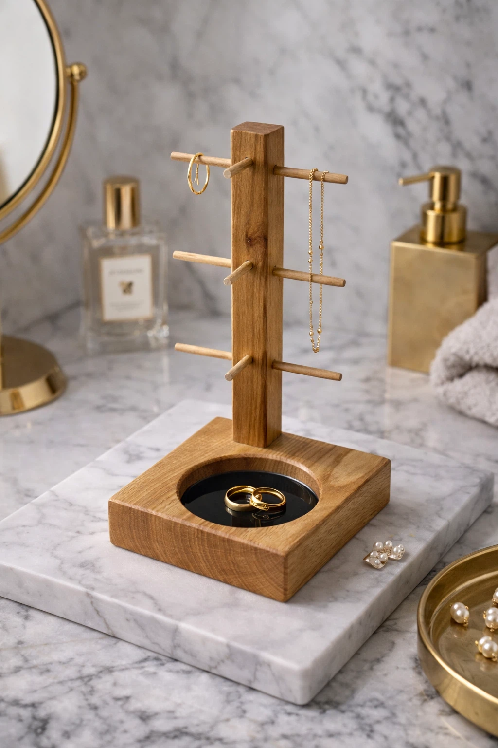 Organizer na biżuterię obrotowy – drewniany stojak na kolczyki i bransoletki, żywica czarna, łazienka premium z marmurem i złotem