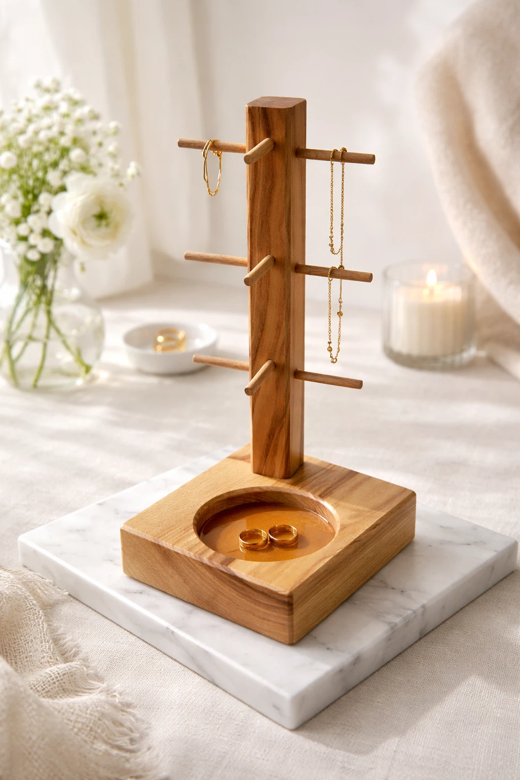 Organizer na biżuterię obrotowy – drewniany stojak na kolczyki i bransoletki, żywica miodowa, aranżacja na marmurze