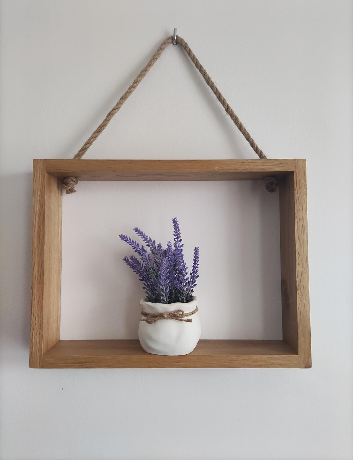 Półka dębowa wisząca na sznurze jutowym – naturalne drewno, styl boho, dekoracja ścienna, widok w aranżacji.