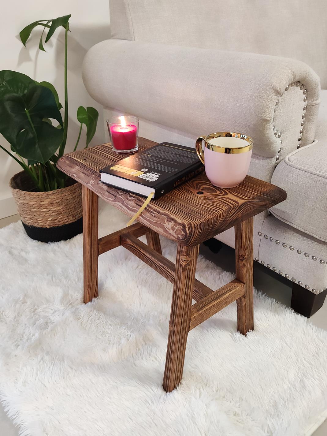 Stolik kawowy sosnowy, ręcznie postarzany, ławeczka do salonu, lity blat 48 cm, naturalne wykończenie