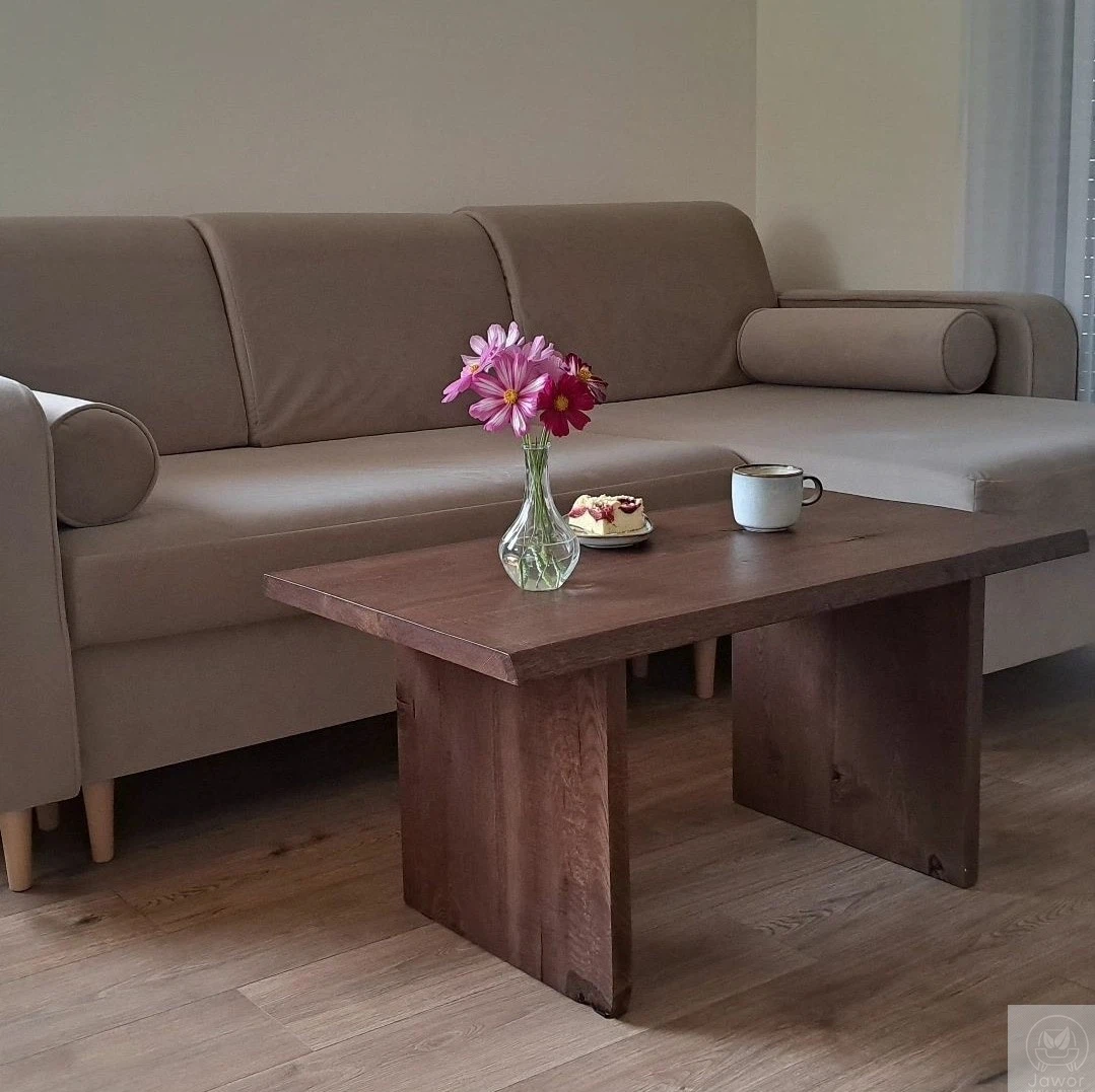 Stolik kawowy dębowy do salonu 90×50 cm w ciemniejszym odcieniu dębu – aranżacja przy narożniku, przykład wykończenia blatu