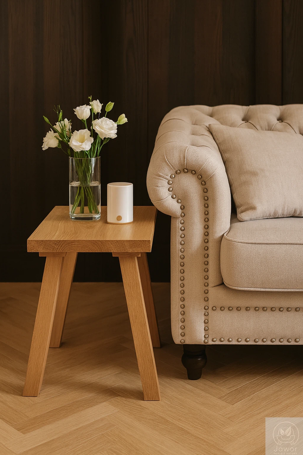Stolik kawowy dębowy pomocnik 50–55×28 cm przy beżowej sofie pikowanej – lity dąb, idealny jako stolik nocny lub boczny