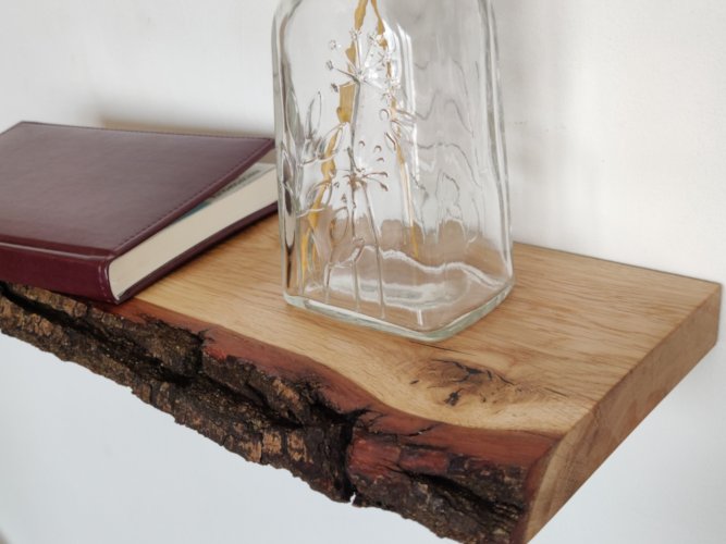 Komplet półek dębowych z zachowaną korą – naturalna krawędź, lite drewno, długości 30 cm i 50 cm, unikatowa dekoracja ścienna.