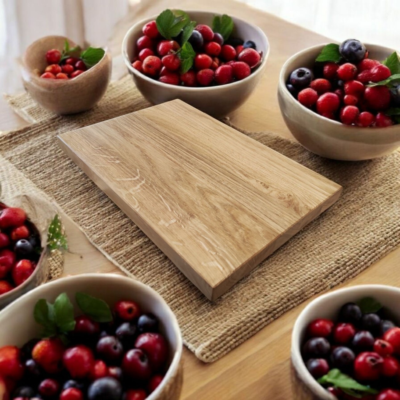 Dębowa deska do krojenia 24 x 35 cm na blacie kuchennym – naturalne lite drewno, dwustronna, solidna i trwała
