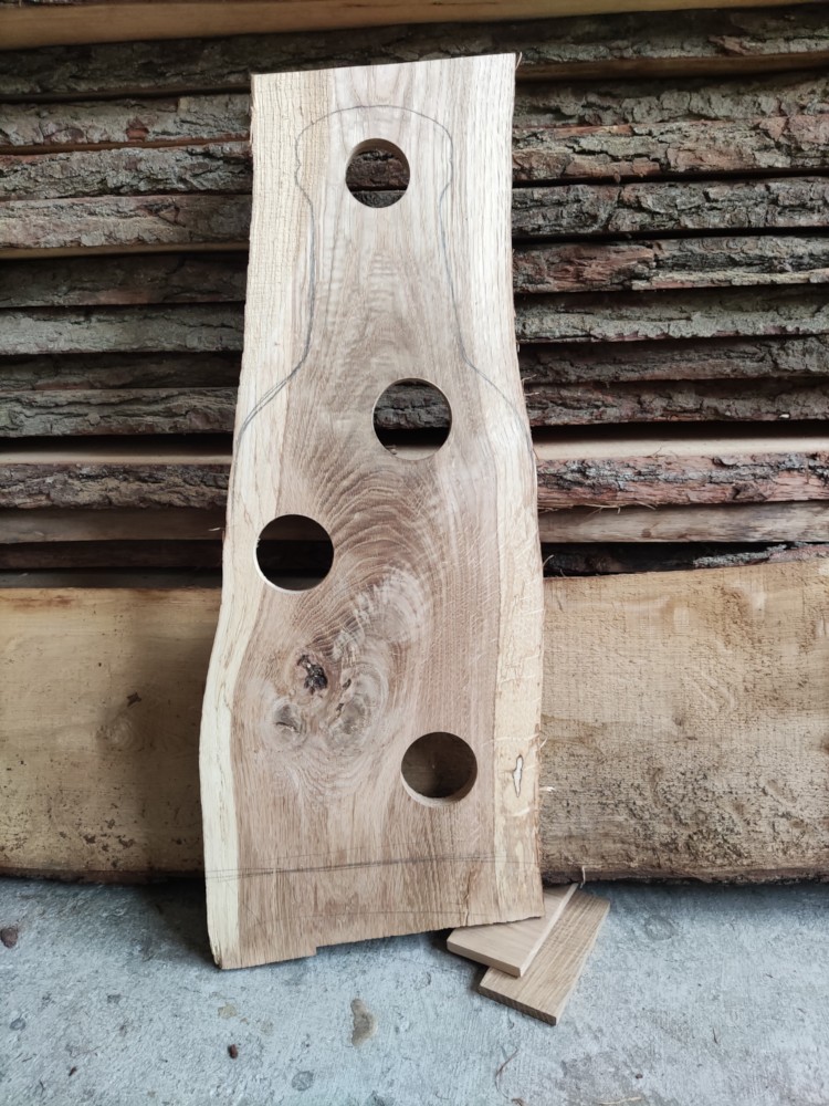 Deska dębowa do serwowania z żywicą epoksydową w kształcie butelki piwa z kapslami, ręcznie wykonana z litego drewna dębowego