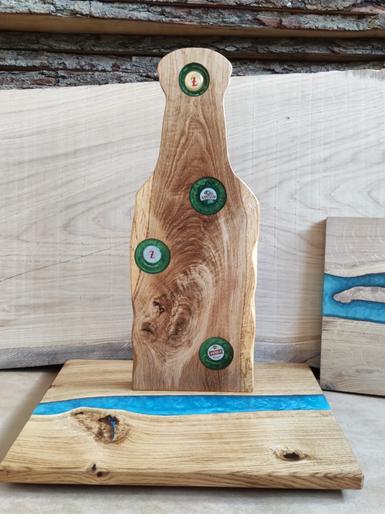 Deska do serwowania z litego dębu i żywicy epoksydowej w formie butelki piwa, ręcznie wykonana, z możliwością personalizacji kapslami piwa