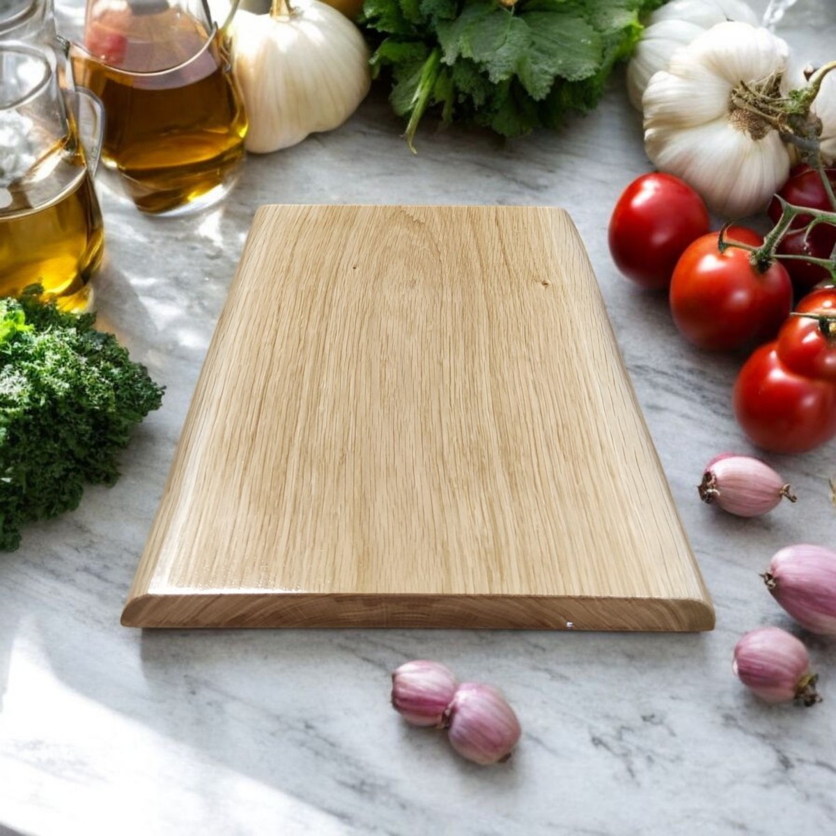 Szeroka deska do krojenia z litego drewna dębowego, naturalny kształt pnia, 40 x 25–27 cm