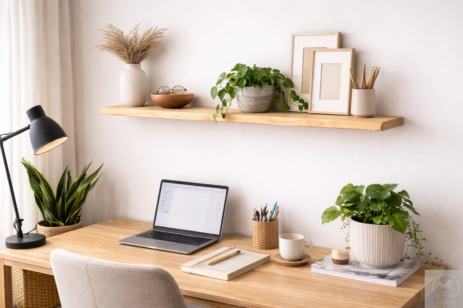 Półki drewniane do gabinetu – porządek, książki i spokojna strefa pracy