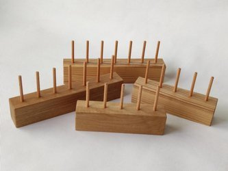 ORGANIZER na szpulki do wiązania much i przynęt – Fly Tying Bench (dąb / jesion)