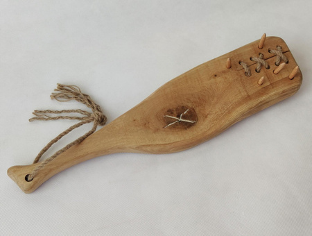 Ozdobna deska dębowa do serwowania – z liną jutową, wyjątkowy design